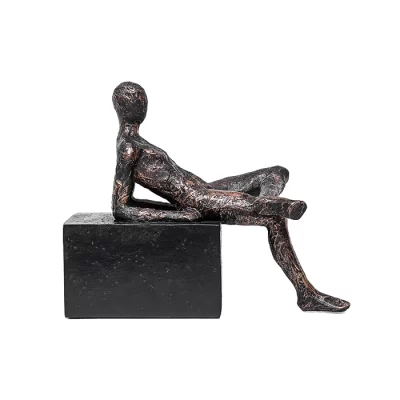 Escultura homem sentado apoiado 19x23x10cm