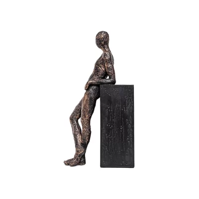 Escultura homem em pé encostado 28x15x7cm