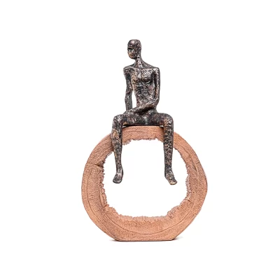Escultura figura sentada no circulo 33x21x9cm