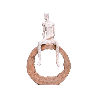 Escultura homem sentado no tronco creme 33x21x9cm