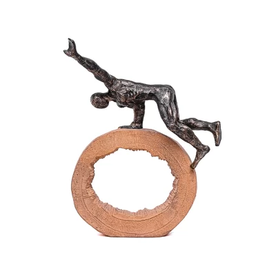 Escultura figura apoiada no circulo 30x24x12cm