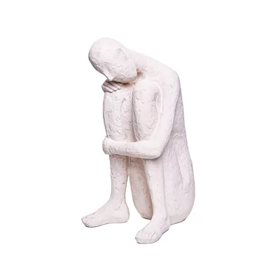 Escultura figura sentada pensativa creme h 29x16x14cm