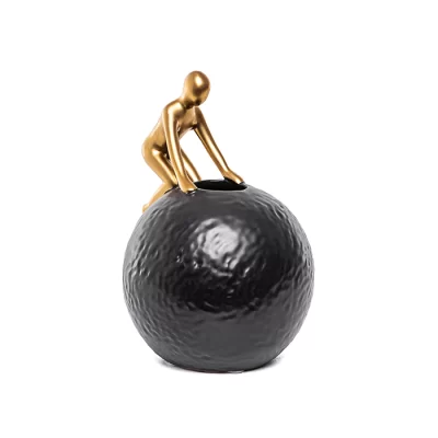 Escultura figura na bola preta 20x14x14cm