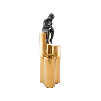 Escultura figura sentada na base dourada 35x11x11cm