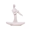 Escultura figura tocando flauta creme 20x18x7cm