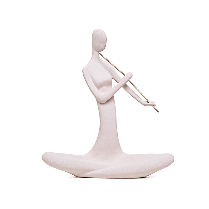Escultura figura tocando flauta creme 20x18x7cm