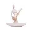 Escultura figura tocando violao creme 20x18x8cm