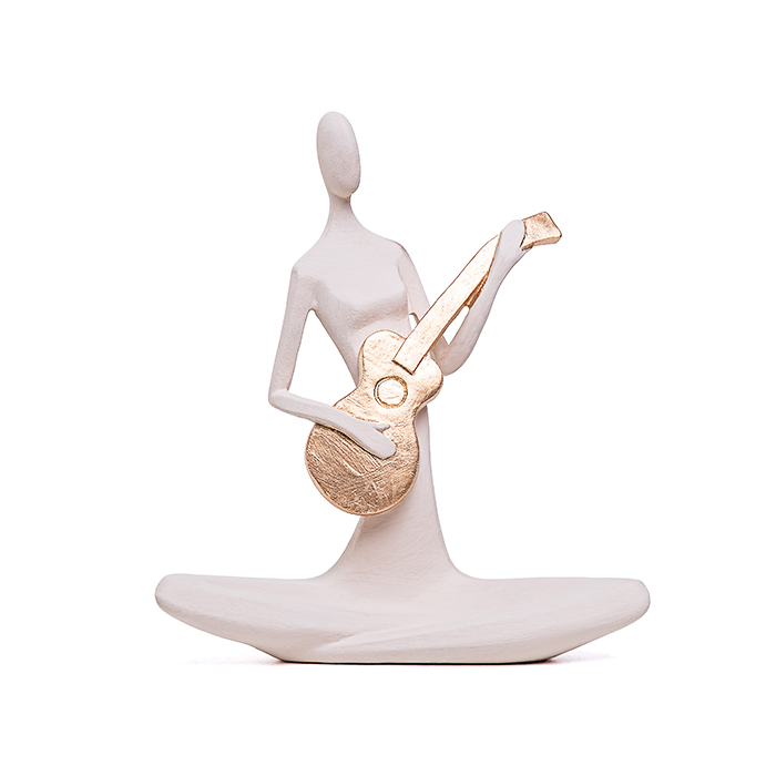 Escultura figura tocando violao creme 20x18x8cm