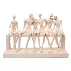 Escultura figuras sentadas no banco creme 26x38x12cm