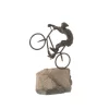 Escultura ciclista na pedra 33x23x10cm
