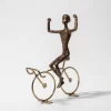 Escultura ciclista vitorioso 20x16x11cm