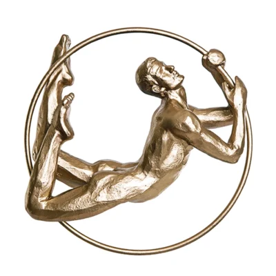 Escultura acrobata na argola dourada 20x19x8cm
