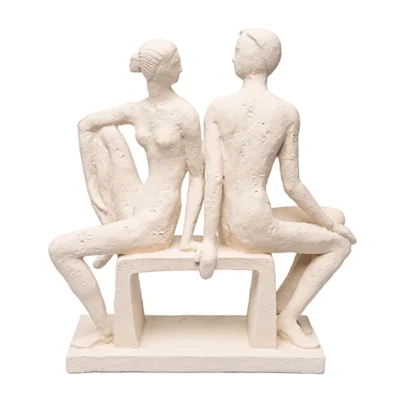 Escultura casal no banco creme 26x24x9cm